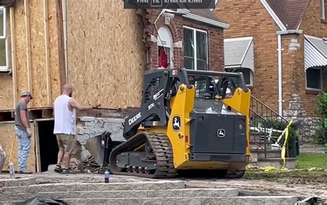 st louis car crashes into house